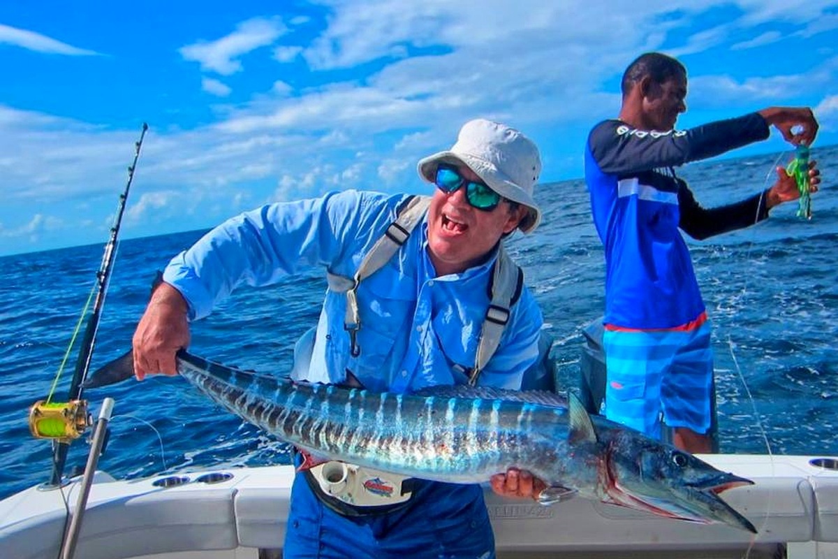 Pescador con captura trofeo de Dorado y cañas de troleo en Mazatlán - PESCAMAZ